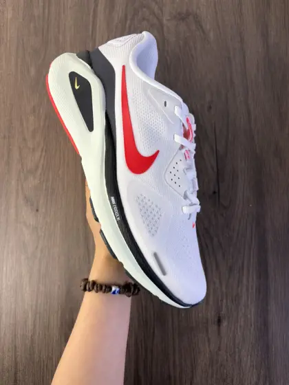 耐克(NIKE)ZoomStructure 26运动舒适减震防滑耐磨低帮碳板训练跑步鞋 女款厚底增高老爹运动鞋,这款跑鞋专为热爱跑步、追求稳定与缓震效果的跑者精心设计,无论是长距离慢跑、日常训练还是休闲穿搭,它都能完美契合您的需求.这款跑鞋延续了耐克在稳定类跑鞋上的深厚积淀,结合了品牌最成熟的稳定性支撑设计与柔软顺滑、回弹出色的缓震系统,标志着这一系列在稳定跑鞋领域迈入全新阶段.中足支撑系统:Structure 26搭载了耐克创新的中足支撑系统,包裹足弓内侧与后跟外侧,提供更强的稳定支撑.该系统融合了全新的中底稳定性方案,标志着Structure系列在耐克支撑型缓震跑鞋理念上的一次大胆革新.全掌ReactX泡绵中底:首次采用全掌ReactX泡绵中底,摒弃传统稳定跑鞋常见的硬质材料或刚性内侧支撑结构,提供更柔软顺滑的脚感.全新网眼鞋面:采用全新网眼鞋面,搭配重新设计的分区外底,进一步提升不同水平和强度的跑者在跑步中的舒适性与表现力.高耐磨橡胶:高磨损区域(如后跟)使用高耐磨橡胶,增强抓地力和耐用性;前掌则采用发泡橡胶,带来持续的柔软脚感和良好的地面反馈. 货号: HJ1102 编码688